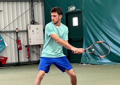 Joueur-de-tennis-préparant-sa-frappe-en-revers