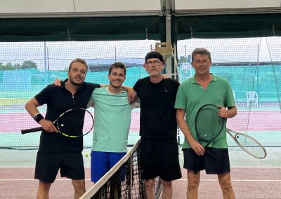 les-joueurs-de-double-posent-pour-la-photo-d'avant-match