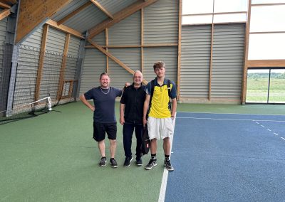 les-joueurs-de-tennis-posent-pour-la-photo-d'avant-match