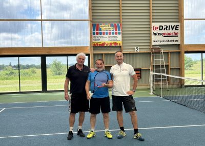 les-joueurs-de-tennis-posent-pour-la-photo-d'avant-match