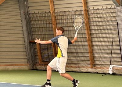 un-joueur-de-tennis-prépare-sa-frappe-de-coup-droit
